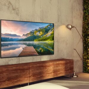 SAMSUNG 75″ AU8000 Crystal UHD 4K Smart TV (2021) + Zidni Nosač za TV